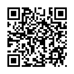 在他身边好奇的人们伸长了脖子凑过来看喜报二维码生成