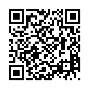 在他面前有四五个年轻的男子低垂着头二维码生成