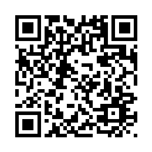 在佣人保姆的带领下缓缓走进宫殿二维码生成