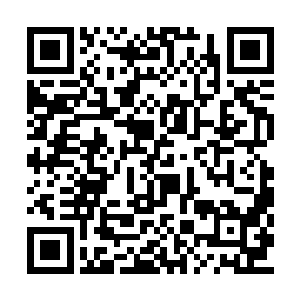 在公文包里拿出厚厚一摞文件放在主席办公桌上二维码生成