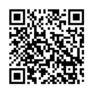 在冰上徒手抓着渔网有多冷就可想而知了二维码生成