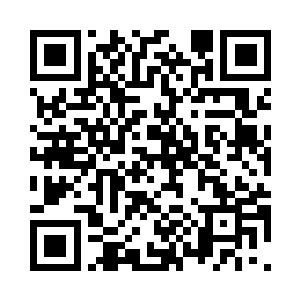 在副驾驶伸手抓着巴克掌握档把的手二维码生成