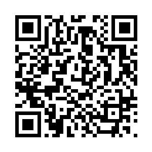 在办公桌的抽屉里拿出一把左轮手枪二维码生成