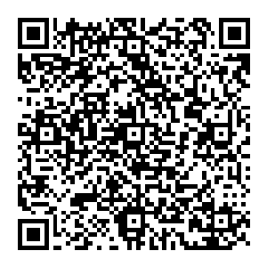 在千军一发之际 猛然间伸手向前一指 手指迎风变大 书剑化作一把黑色巨剑 其上更是在转瞬之际长满了倒钩和锯齿二维码生成