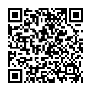 在半空之中做出了一种彻底违背物理定律的动作二维码生成