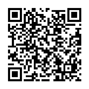 在场边看测试的许志友和成大器跑到几个女生跟前二维码生成