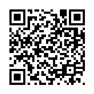 在外国男人拿起枪对准那个男人的脑袋时二维码生成