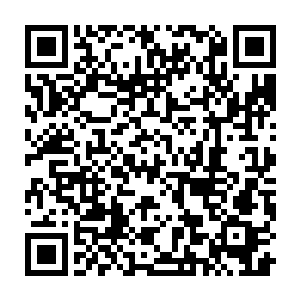 在大殿的一个角落里――就是先前祖光龙取那柄雌雄剑的地方站住二维码生成