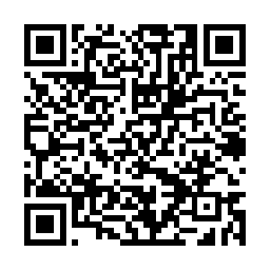 在她伸出的手上纠缠着的那一缕白色雾气提醒众人二维码生成