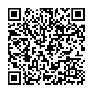 在她刚刚出道时不小心把酒洒到一个正把手伸到她内裤里面扣索的眼镜男人身上二维码生成