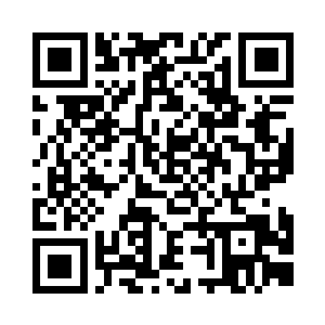 在她的周围几乎站着整间珠宝店的人员二维码生成