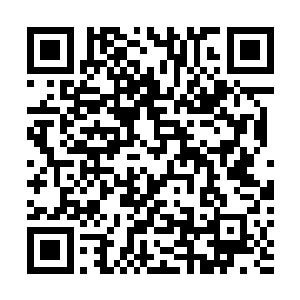 在它们之间是一个铜质表盘和附有一个小箭头的大型旋钮二维码生成