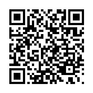 在它前方是一片宽阔的不像话的广场二维码生成