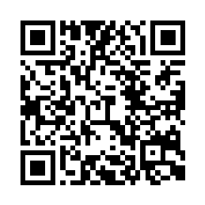 在报社里纸板的编辑和记者们都挥了挥拳头二维码生成