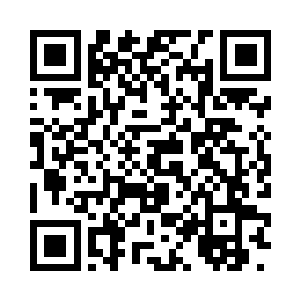 在拿着大大的相机对自己进行着抓拍二维码生成