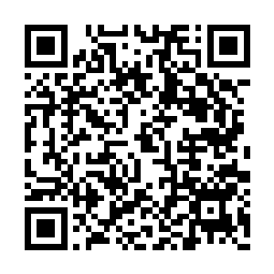 在方盒的内部有着黑色粘稠的液体静静躺在里面二维码生成