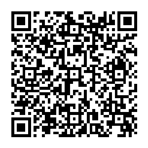 在柜子边上有一个长1米宽米的长方形池子里面盛满了滚烫的沸水氤氲的雾气弥漫在池子上二维码生成