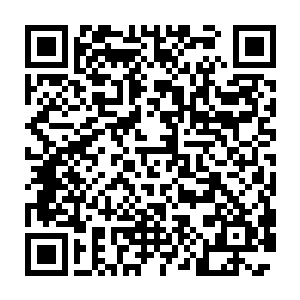 在梳妆台前坐下后的夭华透过梳妆台上的镜子将乌云的神色都尽收眼底二维码生成