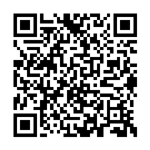 在球场底下席棚闻着不断顺风进来的百姓臭汗们二维码生成