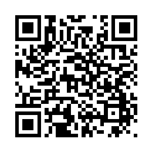 在用眼神示意她看着跪在地上的三人二维码生成