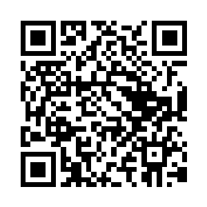 在白色的纸张上出现了8个朱红色的大字二维码生成