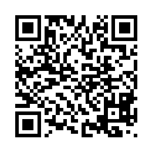 在看看顶着一对熊猫眼的金发男子二维码生成