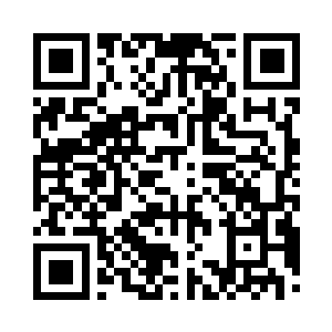 在瞥见男人那一双漆黑的充满镇定的眸子之后二维码生成