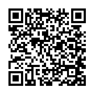 在碗筷噼里啪啦地落地声中猛然一把推向乌云的肩膀二维码生成