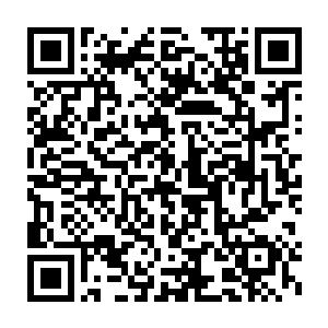 在空姐伸手就准备去替年轻女子把她的头发从孩子手中给解放出来时候二维码生成