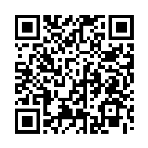 在舞台正中央的屏幕上出现了一副夜景二维码生成