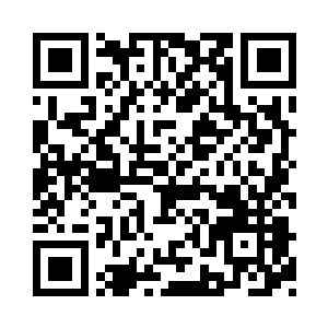 在萧易走到一条人烟稀少的老巷子口的时候二维码生成