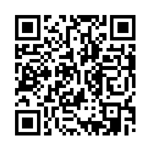 在这中年男子面前还摆放着诸多灵果二维码生成