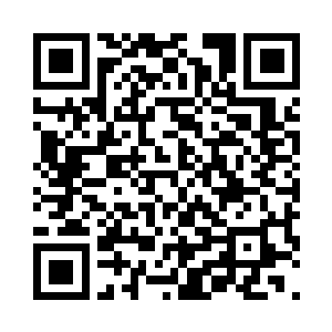 在这年轻人身边跟随着几个穿着西服的保镖二维码生成