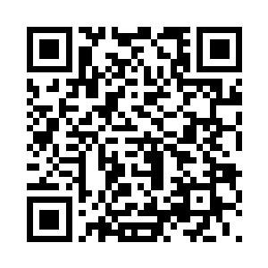 在这条弯弯曲曲的乡村土路两边是各种店铺二维码生成