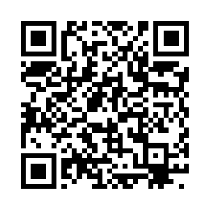 在那一排桌子的后面竖起了几面高大的牌子二维码生成