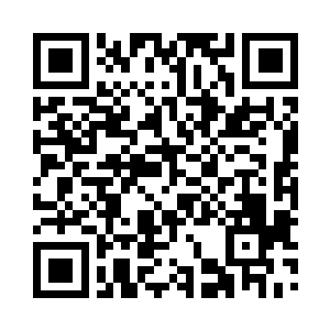 在那两名男童忐忑的抓住他的衣角的时候二维码生成