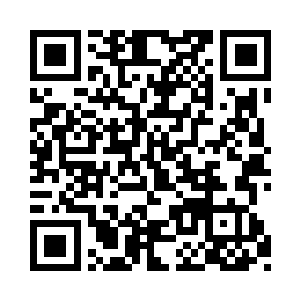 在那里徒劳的试图掰开变形的车厢体营救同伴二维码生成