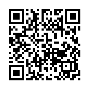 在酒柜里拿出两个杯子和一瓶红酒二维码生成