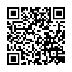 在采访的记者人潮中寻找着恰当的拍摄角度二维码生成