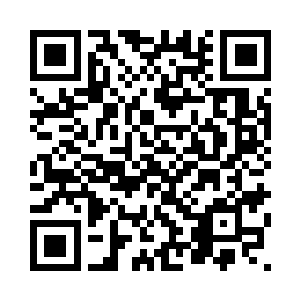 在领口露出了他穿在里面的海魂衫二维码生成