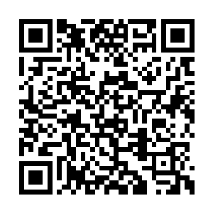 地面上的雨水仍然源源不断地变成水球飞了出去二维码生成