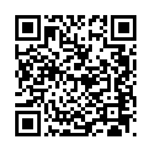 坐在两人旁边的一个中年男人开始打电话二维码生成