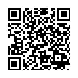 坐在副驾驶位置的黄晓光偷看着自己的父亲二维码生成