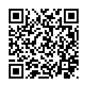 坐在副驾驶的位置上困倦的直打瞌睡二维码生成