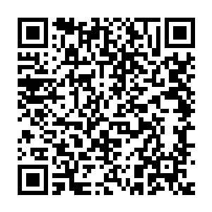 坐在另一头的两个穿着呢子大衣的男子中的一个漫不经心的扫视着前方二维码生成