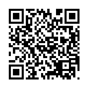 坐在台阶边上看着周围慢慢消去的晨雾二维码生成