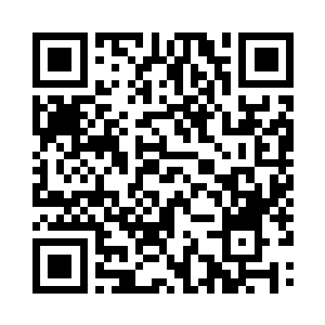 坐在客厅里跟边爸边妈聊天看电视的时候二维码生成