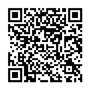 坐在宽敞明亮的设备研发中心跟员工们开会的时候二维码生成