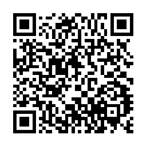 坐在小桌边的巴克忍不住揽过旁边娇美的姑娘响亮的亲一下二维码生成