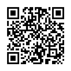 坐在当中的一位女性看了看她的简历二维码生成